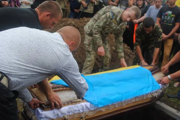 На Франківщині в останню дорогу провели загиблого в АТО Артема Кулака (фото+відео) — фото 4