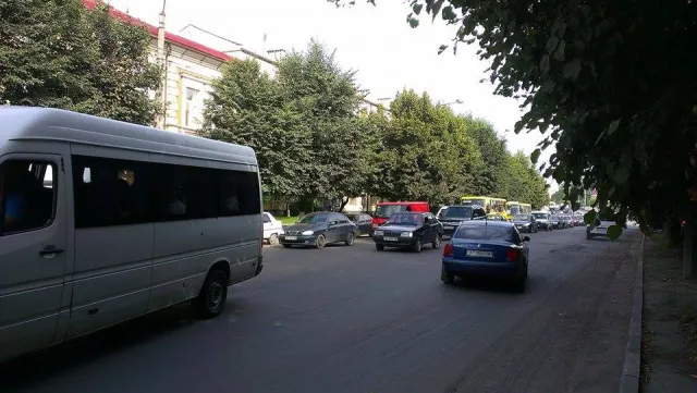 Через незначне ДТП вулиця Галицька перетворилася у суцільний корок (фото) — фото 3