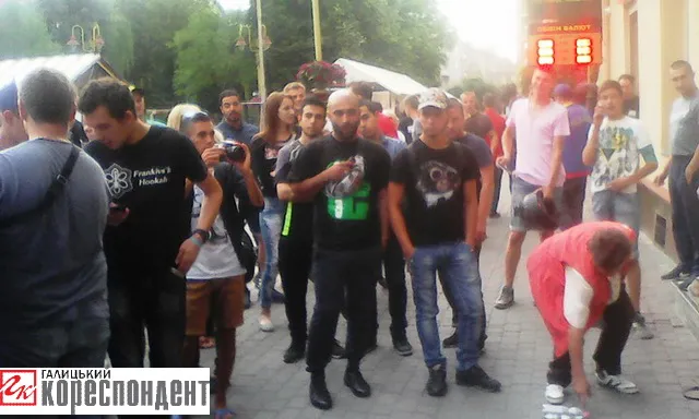 У центрі Франківська міліціонери не змогли заспокоїти п'яного чоловіка. Шоу зібрало десятки людей та шквал критики щодо поведінки правоохоронців (фото+відео) — фото 1