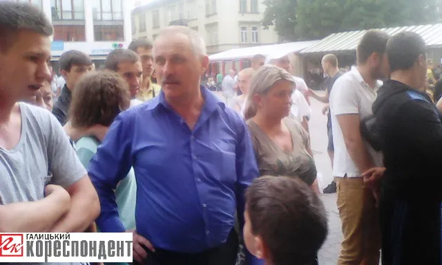 У центрі Франківська міліціонери не змогли заспокоїти п'яного чоловіка. Шоу зібрало десятки людей та шквал критики щодо поведінки правоохоронців (фото+відео) — фото 2