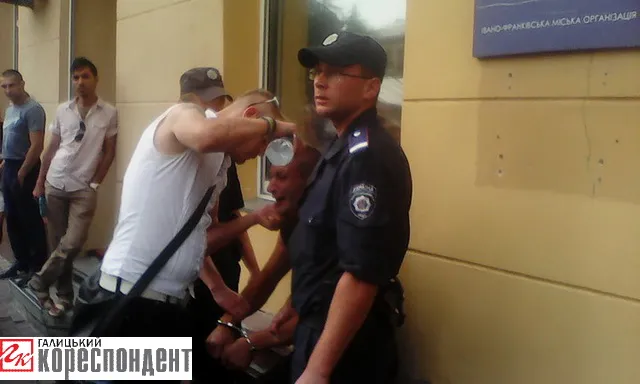 У центрі Франківська міліціонери не змогли заспокоїти п'яного чоловіка. Шоу зібрало десятки людей та шквал критики щодо поведінки правоохоронців (фото+відео) — фото 3