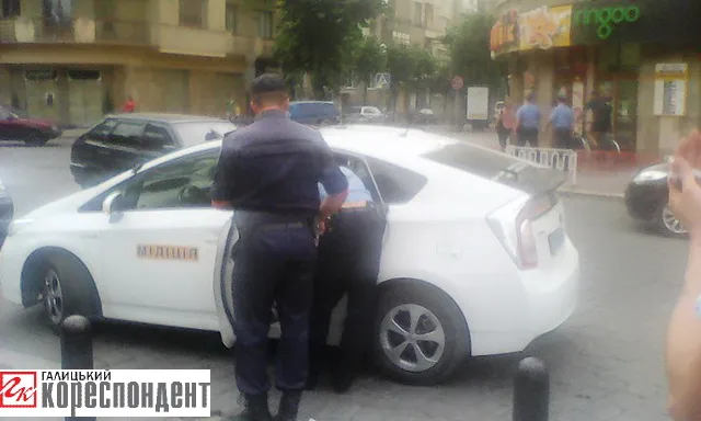 У центрі Франківська міліціонери не змогли заспокоїти п'яного чоловіка. Шоу зібрало десятки людей та шквал критики щодо поведінки правоохоронців (фото+відео) — фото 4