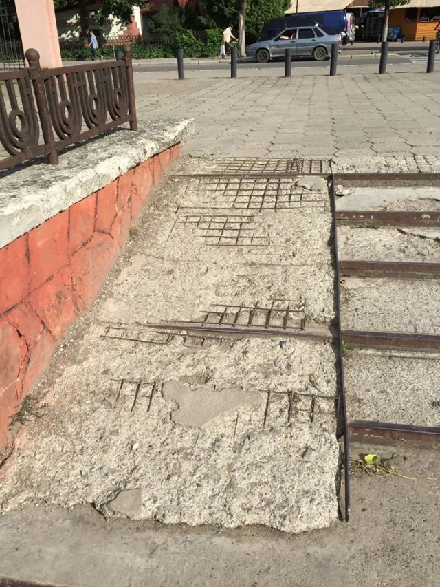 Франківчанки скаржаться, на погані тротуари по яким неможливо проїхати з дитячим візочком (фото) — фото 1