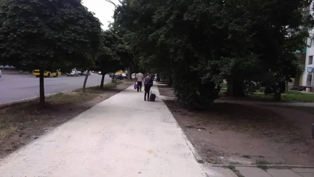 Тротуар на Привокзальній вистелили бруківкою (фото) — фото 1
