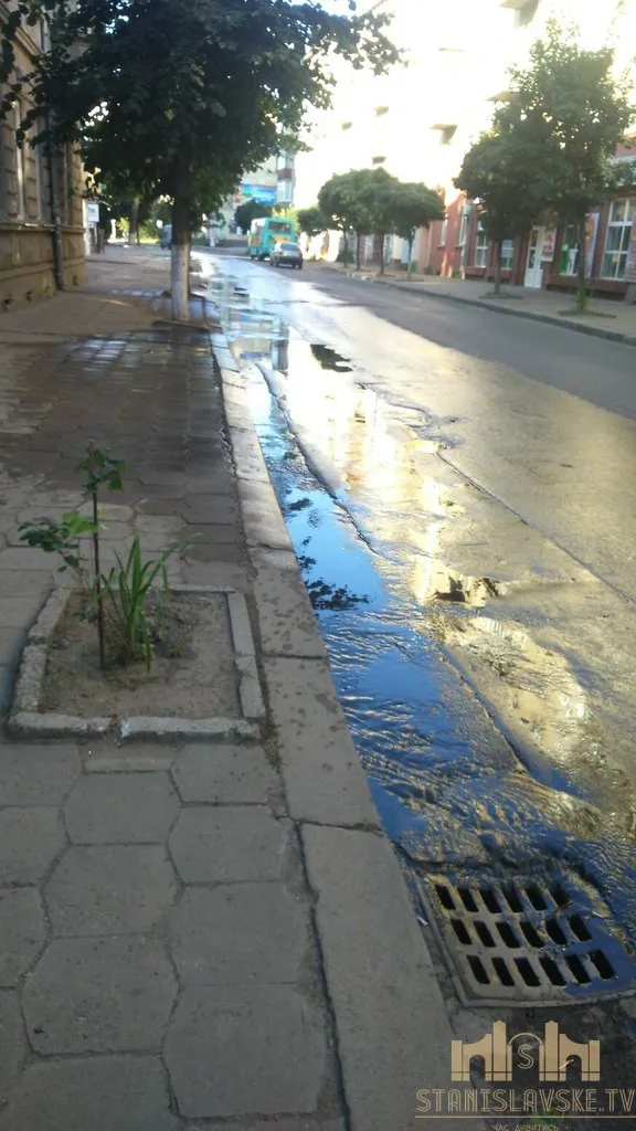 Одна з центральних вулиць міста перетворилася на ріку (фото+вілео) — фото 2