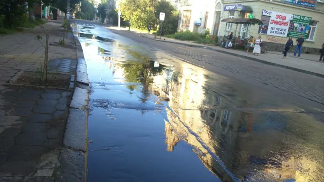 Одна з центральних вулиць міста перетворилася на ріку (фото+вілео) — фото 3