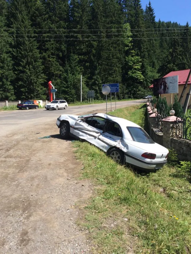 На Франківщині легковик вдарився в грузовик з цеглою (фото) — фото 2