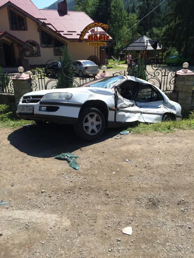 На Франківщині легковик вдарився в грузовик з цеглою (фото) — фото 5