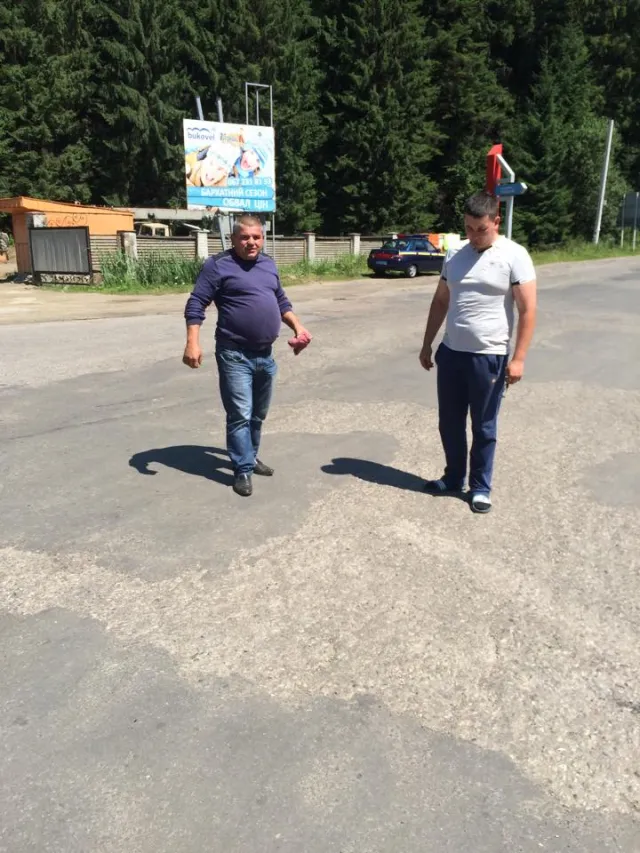 На Франківщині легковик вдарився в грузовик з цеглою (фото) — фото 6
