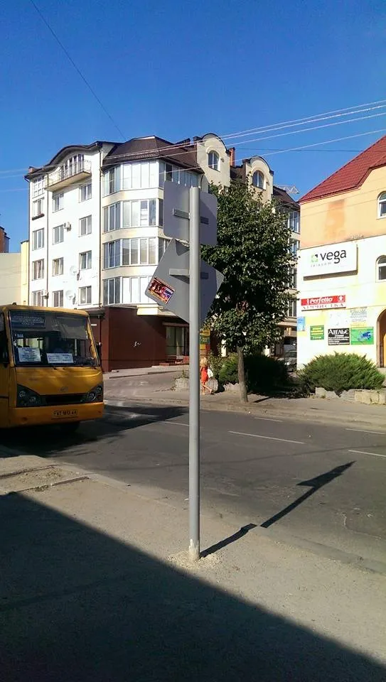 Жителі міста незадоволені поламаними табличками графіків руху автобусних маршрутів (фото) — фото 1