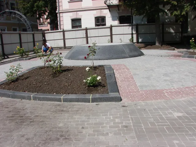У Франківську облаштували постамент для пам'ятника Андрію Шептицькому (фото) — фото 2