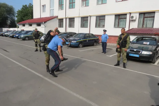 Працівники ДАІ удосконалювали практичні навики тактики самозахисту та затримання порушників (фото) — фото 6