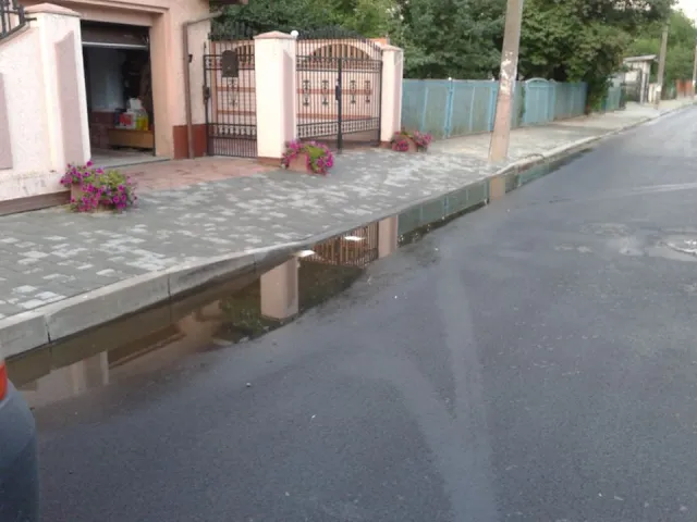 У Франківську нещодавно зроблена дорога перетворилася на водяний канал (фото) — фото 1