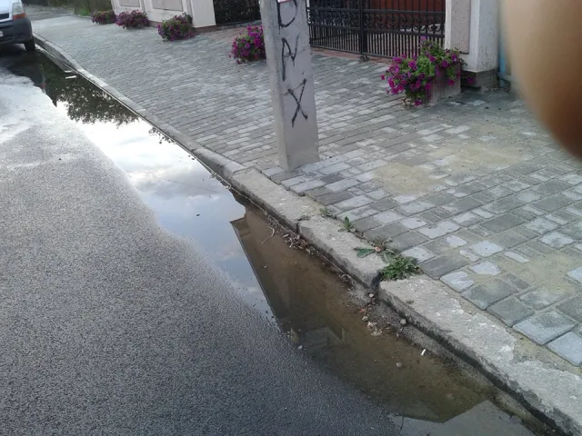 У Франківську нещодавно зроблена дорога перетворилася на водяний канал (фото) — фото 4