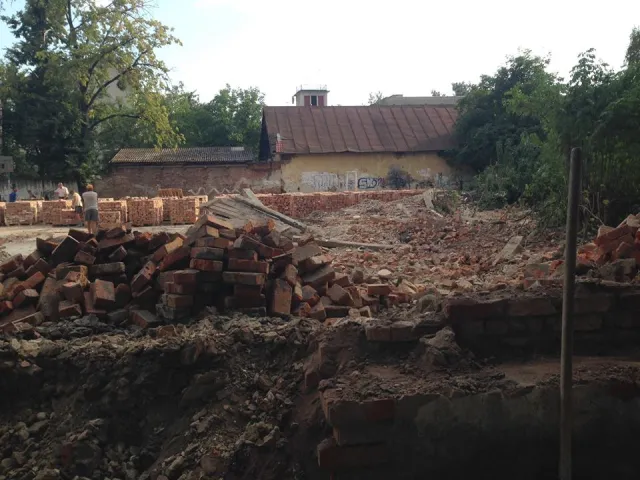 Біля однієї із шкіл Франківська оперативно розбирають спортзал (фото) — фото 2