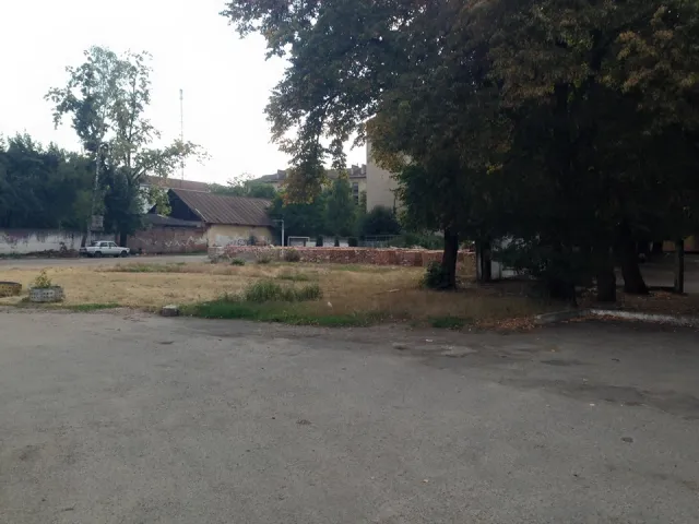 Біля однієї із шкіл Франківська оперативно розбирають спортзал (фото) — фото 4