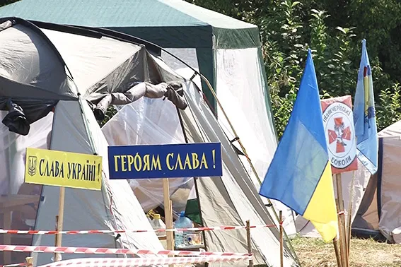 Правоохоронці продемонстрували прийоми рукопашного бою вихованцям табору «Чорний ліс» (фото) — фото 5