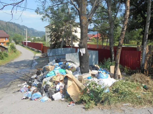 Карпатський національний природний парк засипали сміттям (фото) — фото 2