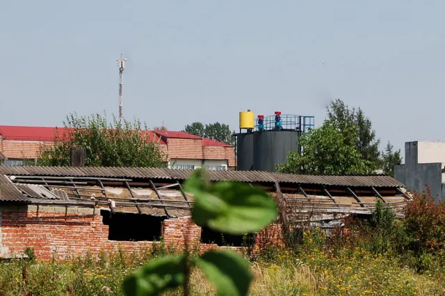 Міжнародний аеропорт “Івано-Франківськ” перетворюють на асфальтний завод (фото) — фото 1