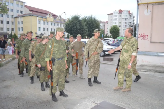 До Франківська з зони АТО повернувся зведений загін прикарпатської міліції (фото) — фото 12
