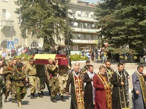 Тіло загиблого в зоні АТО жителя Рогатина зустрічали на колінах (фото) — фото 1
