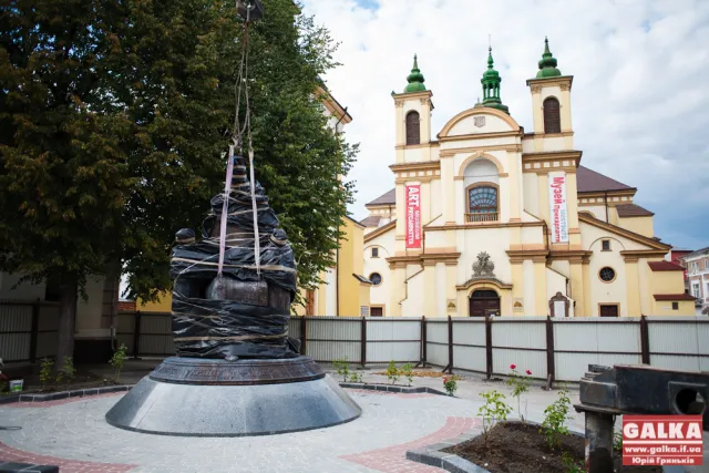 До Франківська привезли пам’ятник Андрею Шептицькому (фото) — фото 15