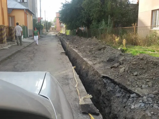 Франківці безрезультатно вимагають у газовиків закопати небезпечні траншеї (фото) — фото 1