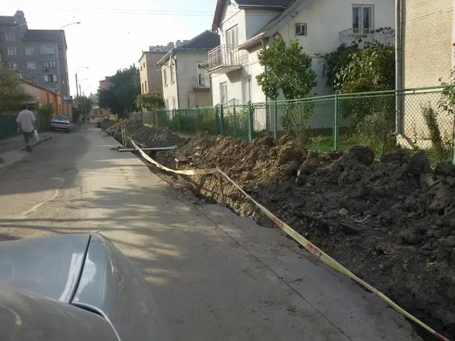 Франківці безрезультатно вимагають у газовиків закопати небезпечні траншеї (фото) — фото 2