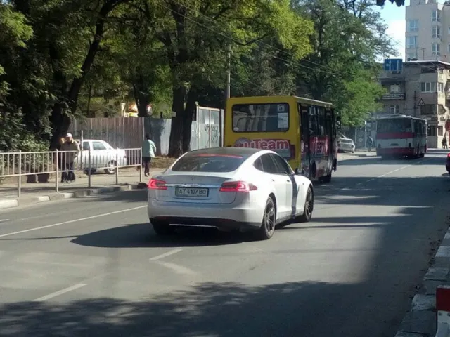 У Франківську помітили наддорогий електрокар марки “Тесла” (фото) — фото 2