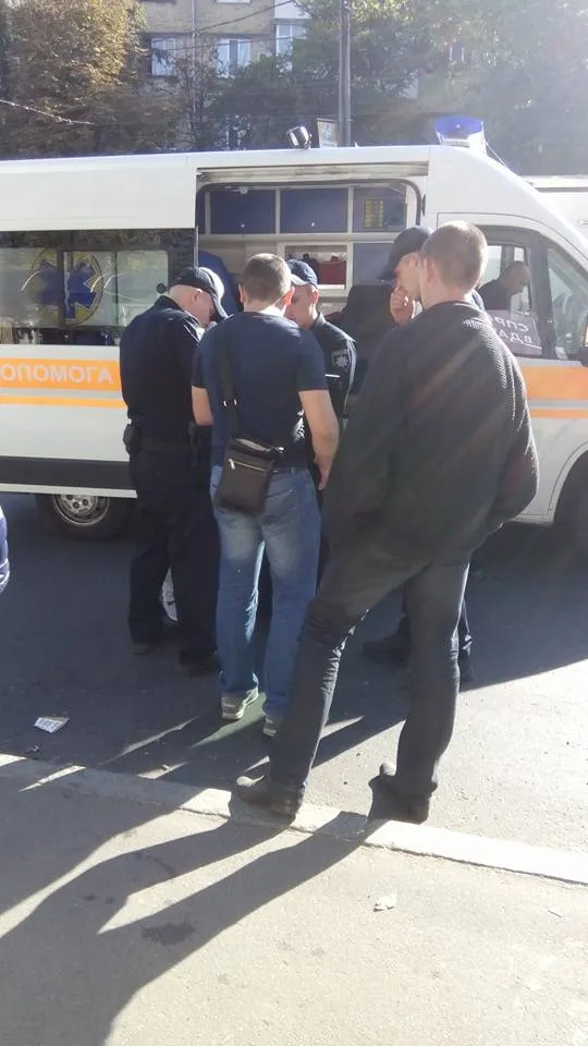 Боєць АТО з Калуша врятував пенсіонерку, яка потрапила під тролейбус (фото) — фото 1
