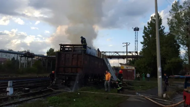 У Франківську горів вагон з лісом. До гасіння пожежі залучали пожежний поїзд (фото) — фото 1