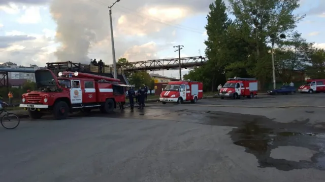 У Франківську горів вагон з лісом. До гасіння пожежі залучали пожежний поїзд (фото) — фото 11