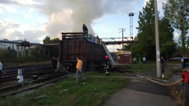У Франківську горів вагон з лісом. До гасіння пожежі залучали пожежний поїзд (фото) — фото 4
