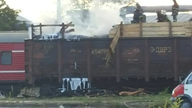 У Франківську горів вагон з лісом. До гасіння пожежі залучали пожежний поїзд (фото) — фото 5