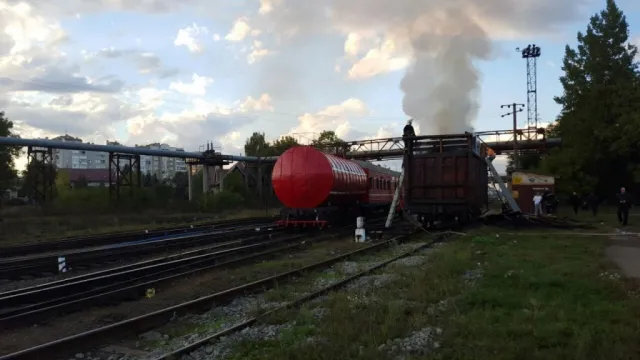У Франківську горів вагон з лісом. До гасіння пожежі залучали пожежний поїзд (фото) — фото 9
