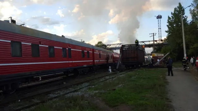 У Франківську горів вагон з лісом. До гасіння пожежі залучали пожежний поїзд (фото) — фото 10