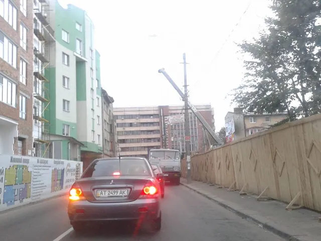 У Франківську авторагуль на "Камазі" спрчинив затор (фото) — фото 1