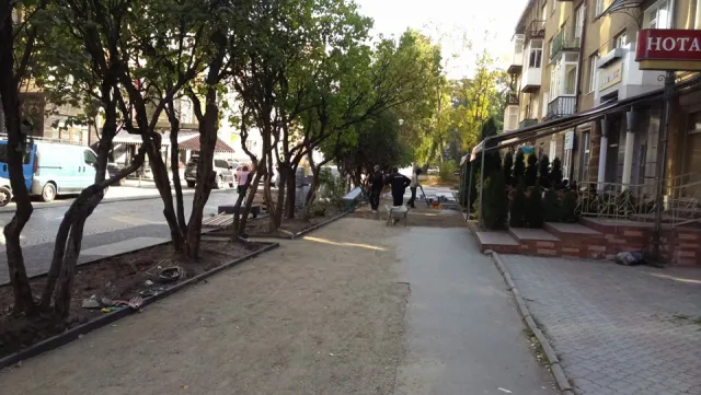 У Франківську на вулицях Чорновола та Грушевського активно викладають нову бруківку (фото) — фото 1
