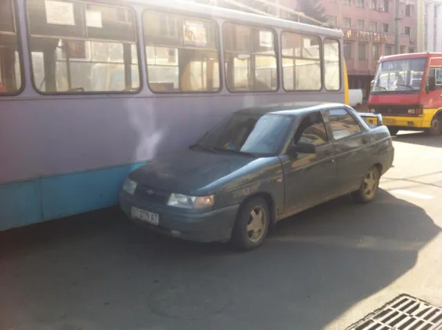 У Франківську зіткнулися тролейбус та легковик (фото) — фото 1