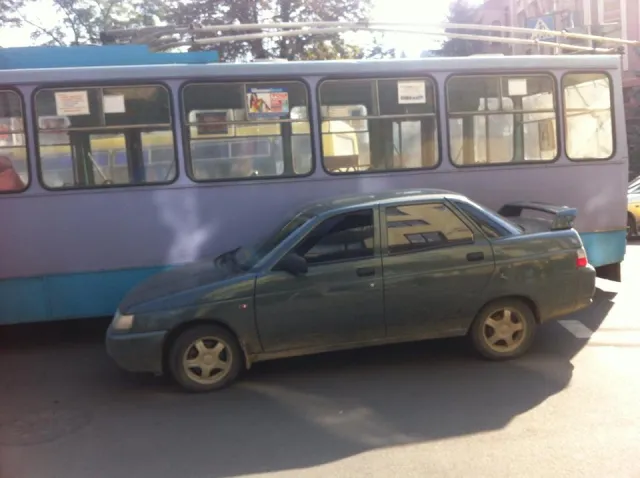У Франківську зіткнулися тролейбус та легковик (фото) — фото 2
