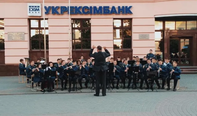 У Франківську під музику оркестру збирали гроші на українську армію (фото+відео) — фото 1