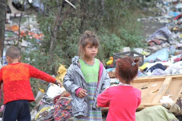 На сміттєзвалищі біля Івано-Франківська оселився ромський табір із дітьми (фото) — фото 7