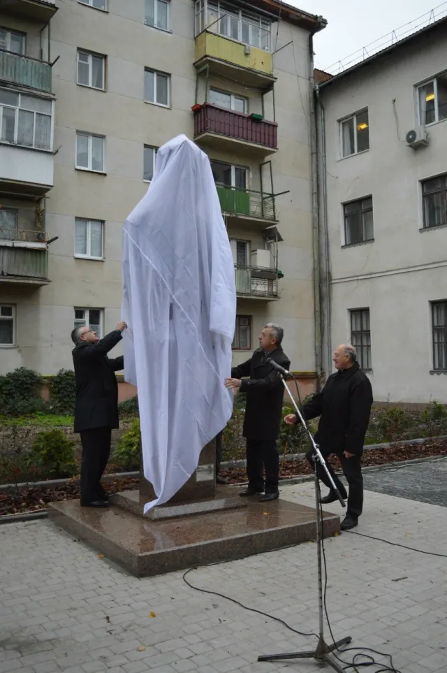 У Франківську відбулось урочисте відкриття погруддя Королю Данилу (фото) — фото 4