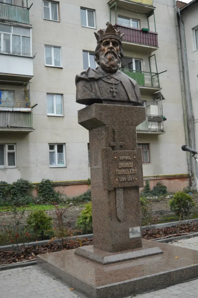 У Франківську відбулось урочисте відкриття погруддя Королю Данилу (фото) — фото 7