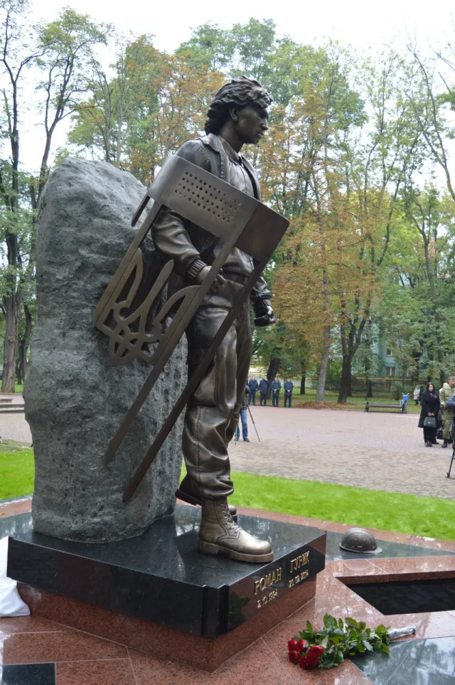В Івано-Франківську відкрили пам'ятник Роману Гурику (фото) — фото 1
