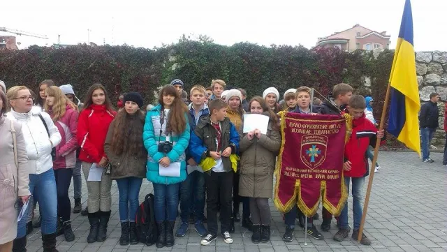 Школярі влаштували флешмоб «Повстанська ватра» (фото) — фото 3