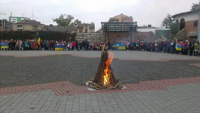 Школярі влаштували флешмоб «Повстанська ватра» (фото) — фото 4