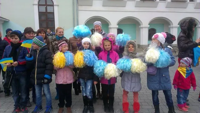Школярі влаштували флешмоб «Повстанська ватра» (фото) — фото 6