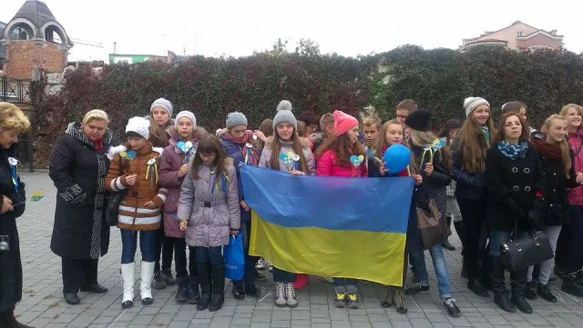 Школярі влаштували флешмоб «Повстанська ватра» (фото) — фото 7