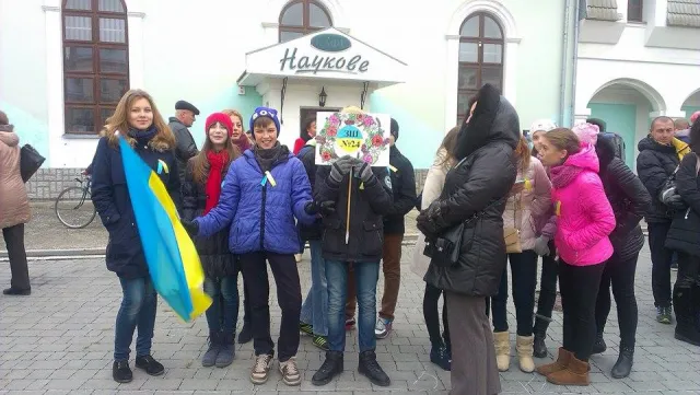 Школярі влаштували флешмоб «Повстанська ватра» (фото) — фото 8
